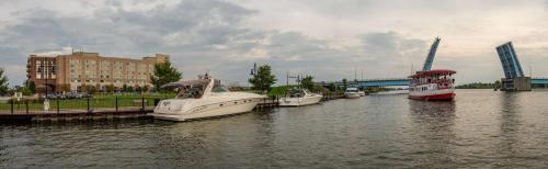 Bay City Hotel | Experience DoubleTree by Hilton Bay City - Riverfront Stay