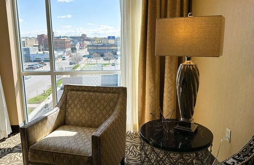 Bay City Hotel | Relax at DoubleTree by Hilton Bay City - Riverfront Hotel