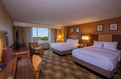 Bay City Hotel | Relax at DoubleTree by Hilton Bay City - Riverfront Hotel