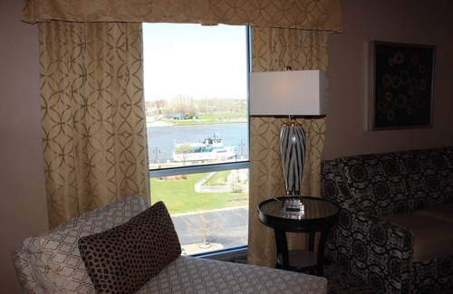 Bay City Hotel | Relax at DoubleTree by Hilton Bay City - Riverfront Hotel