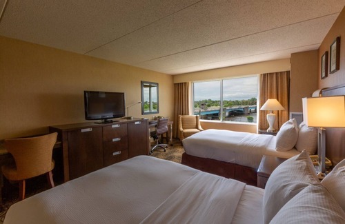 Bay City Hotel | Relax at DoubleTree by Hilton Bay City - Riverfront Hotel