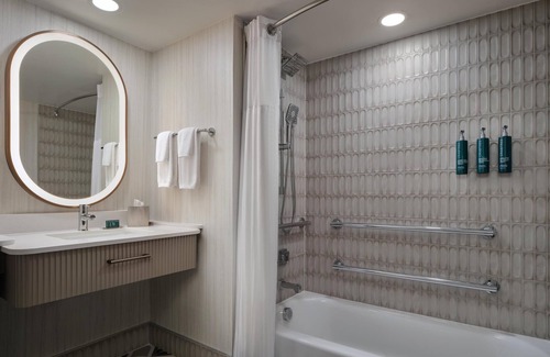 Brunswick Hotel | Explore Holiday Inn Brunswick: Family-Friendly Comfort Awaits