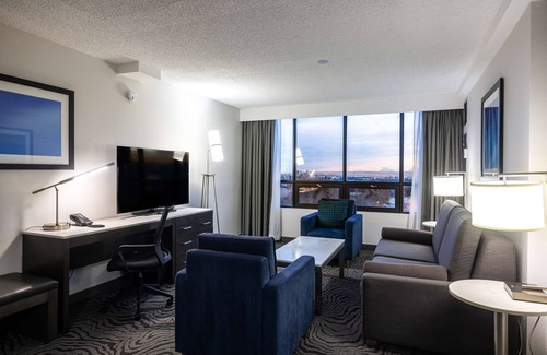 Calgary Hotel | Discover DoubleTree by Hilton Calgary North with Pool & Dining