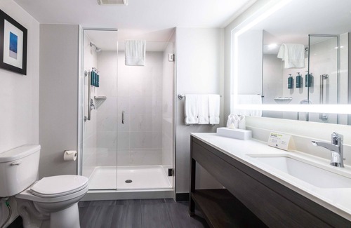 Calgary Hotel | Discover DoubleTree by Hilton Calgary North with Pool & Dining
