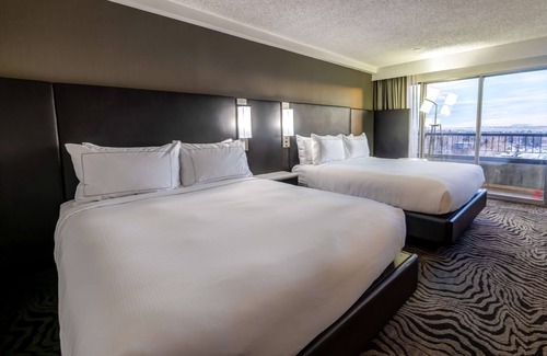 Calgary Hotel | Discover DoubleTree by Hilton Calgary North with Pool & Dining