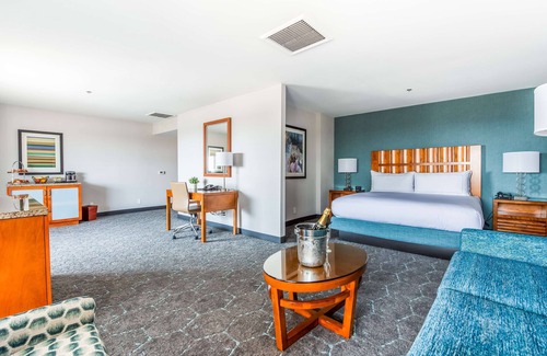 Harbor Hotel | Welcoming DoubleTree by Hilton Carson: Family-Friendly Retreat