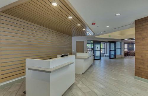 Chandler Hotel | Delightful DoubleTree by Hilton Chandler with Pool & Ocean View