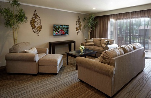 Claremont Hotel | Discover DoubleTree by Hilton Claremont: Top-Rated Amenities