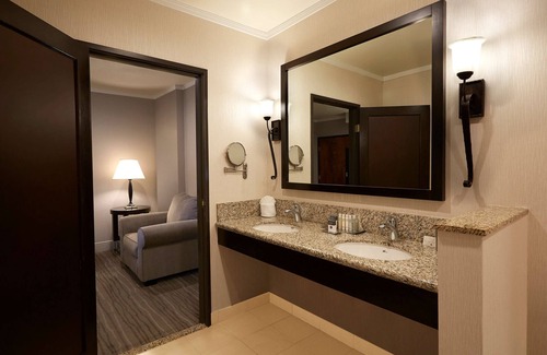 Claremont Hotel | Discover DoubleTree by Hilton Claremont: Top-Rated Amenities