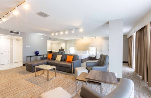 Richardson Hotel | Modern Comfort at DoubleTree by Hilton Dallas - Richardson