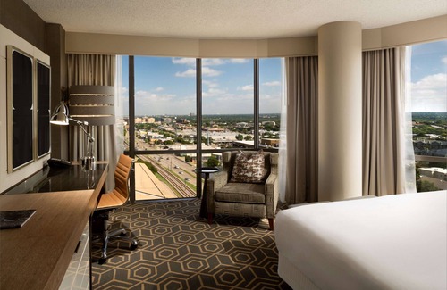 Dallas Hotel | Explore DoubleTree by Hilton Dallas - Campbell Centre
