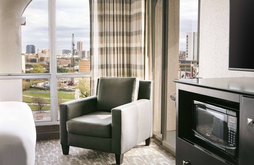Dallas Design District Hotel | Relax at DoubleTree by Hilton Dallas - Market Center Hotel