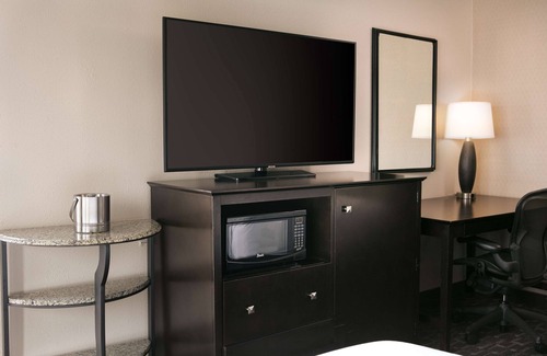 Dallas Design District Hotel | Relax at DoubleTree by Hilton Dallas - Market Center Hotel