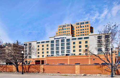 Downtown Hotel | Relax at DoubleTree by Hilton Davenport with Ocean Views