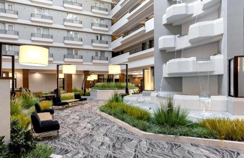 Downtown Hotel | Relax at DoubleTree by Hilton Davenport with Ocean Views