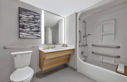 Downtown Hotel | Relaxing Retreat at DoubleTree by Hilton Davenport