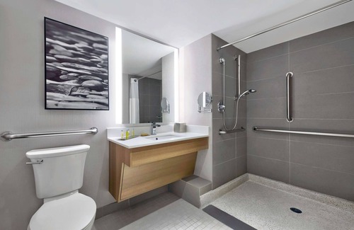 Downtown Hotel | Relaxing Retreat at DoubleTree by Hilton Davenport