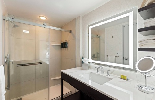 Front Royal Hotel | Inviting DoubleTree by Hilton Front Royal with Spa & Pool