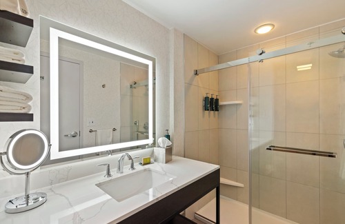 Front Royal Hotel | Inviting DoubleTree by Hilton Front Royal with Spa & Pool