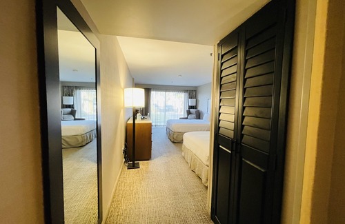 Downtown Hotel | Discover DoubleTree by Hilton Fresno: Relaxing Amenities Await