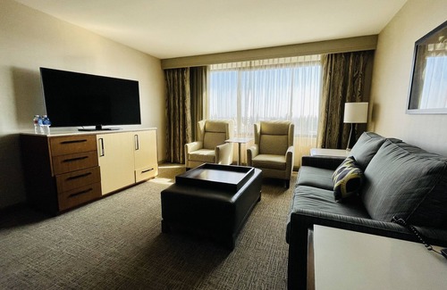 Downtown Hotel | Discover DoubleTree by Hilton Fresno: Relaxing Amenities Await