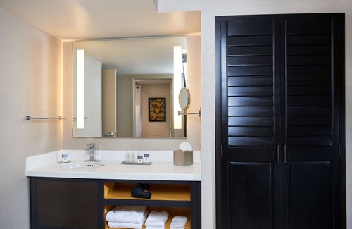 Downtown Hotel | Discover DoubleTree by Hilton Fresno: Relaxing Amenities Await