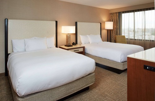 Downtown Hotel | Discover DoubleTree by Hilton Fresno: Relaxing Amenities Await