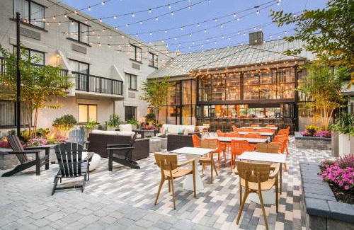 Gainesville Hotel | Relax at DoubleTree by Hilton Gainesville with Pool & Ocean Views
