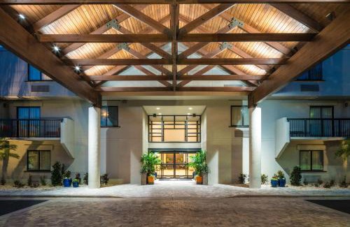 Gainesville Hotel | Relax at DoubleTree by Hilton Gainesville with Pool & Ocean Views