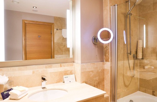 Bletchley Hotel | Discover DoubleTree by Hilton Milton Keynes: 4-Star Comfort