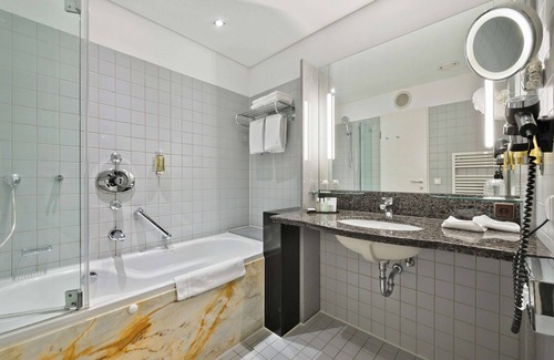 Mitte Hotel | Discover DoubleTree by Hilton Hannover Schweizerhof - 4-Star Retreat