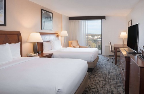 East Syracuse Hotel | Relax at DoubleTree by Hilton Hotel Syracuse with Pool & Spa
