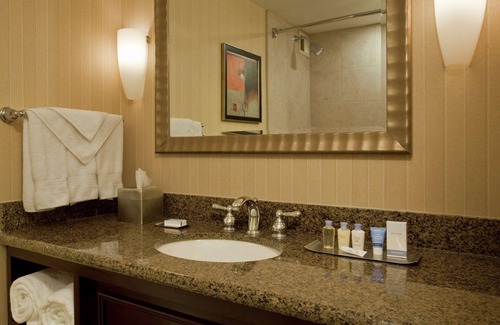 East Syracuse Hotel | Relax at DoubleTree by Hilton Hotel Syracuse with Pool & Spa