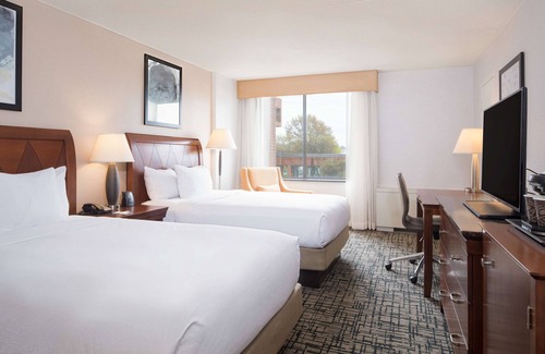 East Syracuse Hotel | Relax at DoubleTree by Hilton Hotel Syracuse with Pool & Spa