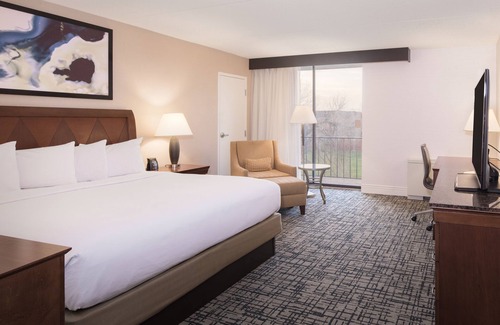 East Syracuse Hotel | Relax at DoubleTree by Hilton Hotel Syracuse with Pool & Spa