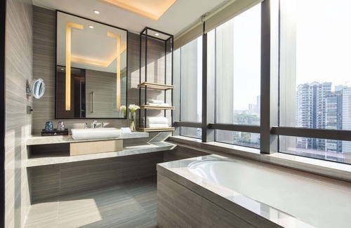 Longhua District Hotel | Highly Rated DoubleTree by Hilton Shenzhen Longhua Hotel