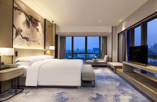 Longhua District Hotel | Highly Rated DoubleTree by Hilton Shenzhen Longhua Hotel