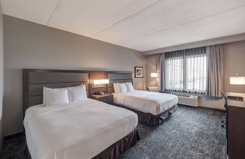 Bloomington Hotel | Top-Rated DoubleTree by Hilton Bloomington with Pool & Spa