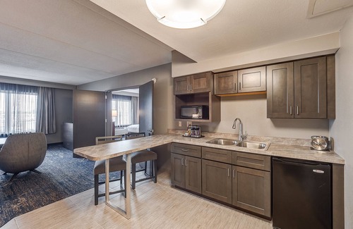 Bloomington Hotel | Top-Rated DoubleTree by Hilton Bloomington with Pool & Spa