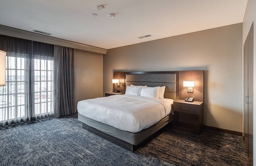 Bloomington Hotel | Top-Rated DoubleTree by Hilton Bloomington with Pool & Spa