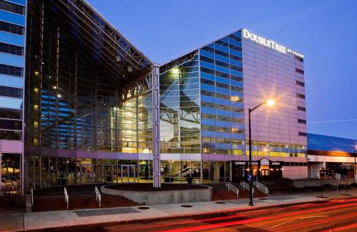 South Bend Hotel | Explore DoubleTree by Hilton South Bend with Pool & Dining