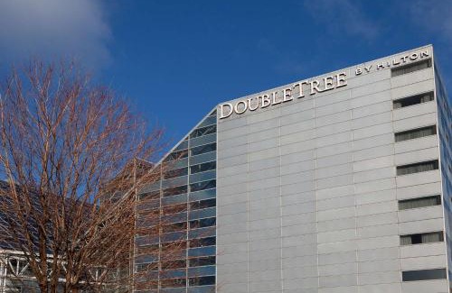 South Bend Hotel | Explore DoubleTree by Hilton South Bend with Pool & Dining