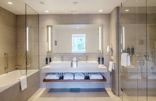 Wroclaw City Center Hotel | 5-Star DoubleTree by Hilton Wroclaw with Spa & Pool Access