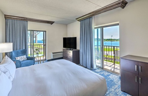 Port Huron Hotel | Relax at DoubleTree by Hilton Hotel Port Huron - 4 Star Stay