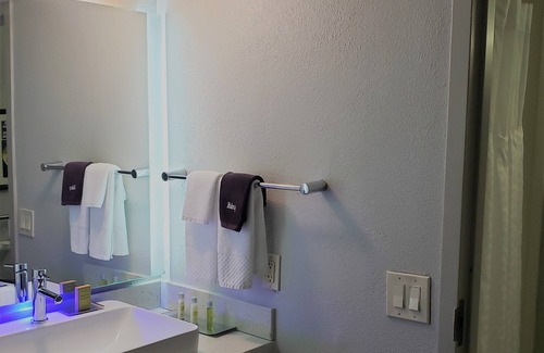 Waters Park Hotel | Inviting DoubleTree by Hilton Hotel Austin Northwest Arboretum