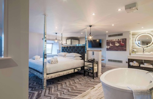 Claverham Hotel | Discover DoubleTree by Hilton Bristol South - Cadbury House