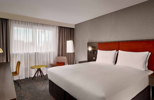 Sheffield Hotel | Elegant DoubleTree by Hilton Sheffield Park with Spa & Pool