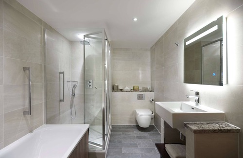 Custom House Hotel | Modern Comfort at DoubleTree by Hilton London ExCel