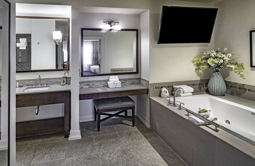 Modesto Hotel | Relax at DoubleTree by Hilton Hotel Modesto: Pool & Spa