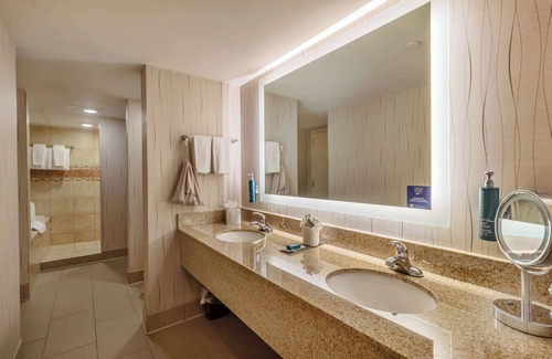 Lawrence Hotel | Inviting DoubleTree by Hilton Hotel Lawrence with Pool & Dining